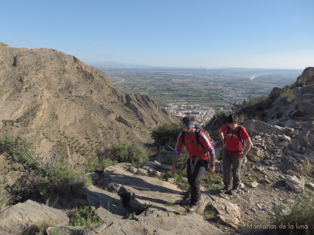 Vicente y Nuria llegando a la loma de la cresta de "la roca o el salto"
